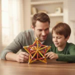 Un papa et son fils admirent avec fierté leur construction Geomag réalisée ensemble lors d'un atelier anniversaire à Lyon, dans le Rhône, illustrant la complicité familiale en région Rhône-Alpes et en Suisse romande.