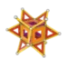 Construction en Geomag en forme de cube avec des triangles sur les sommets, réalisée avec des barrettes magnétiques, des sphères métalliques et des panels colorés lors d’un atelier Mag4play à Lyon, dans le Rhône, en Rhône-Alpes et en Suisse romande.