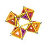 Construction en Geomag composée de quatre prismes pyramides à base carrée interconnectés avec des barrettes magnétiques, des sphères et des panels colorés lors d’un atelier Mag4play à Lyon, dans le Rhône, en Rhône-Alpes et en Suisse romande.