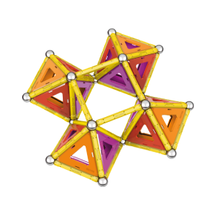 Quatre petites pyramides construites en Geomag et reliées entre elles par des barrettes magnétiques et des sphères lors d’un atelier Mag4play à Lyon, dans le Rhône, en Rhône-Alpes et en Suisse romande.