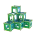 Construction en Geomag avec des barrettes magnétiques, des sphères métalliques et des panels colorés formant deux cubes géométriques empilés l’un sur l’autre lors d’un atelier Mag4play à Lyon, dans le Rhône, en Rhône-Alpes et en Suisse romande.