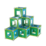 Construction en Geomag avec des barrettes magnétiques, des sphères métalliques et des panels colorés formant deux cubes géométriques empilés l’un sur l’autre lors d’un atelier Mag4play à Lyon, dans le Rhône, en Rhône-Alpes et en Suisse romande.