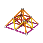 Construction en Geomag en forme de pyramide réalisée avec des barrettes magnétiques et des sphères métalliques lors d’un atelier Mag4play à Lyon, dans le Rhône, en Rhône-Alpes et en Suisse romande.