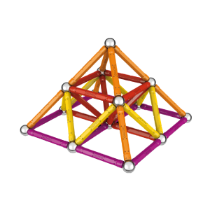 Pyramide à deux niveaux construite avec des barrettes magnétiques et des sphères Geomag, présentant une base large et un étage supérieur lors d’un atelier Mag4play à Lyon, dans le Rhône, en Rhône-Alpes et en Suisse romande.