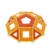 Construction en Geomag en forme de mini dôme réalisée avec des barrettes magnétiques, des sphères métalliques et des panels colorés lors d’un atelier Mag4play à Lyon, dans le Rhône, en Rhône-Alpes et en Suisse romande.