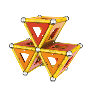 Construction Geomag en forme de triangle inversé avec deux triangles à la base et un au sommet, réalisée avec des barrettes magnétiques, des sphères et des panels lors d’un atelier Mag4play à Lyon, dans le Rhône, en Rhône-Alpes et en Suisse romande.