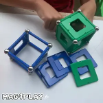Mains d’enfants en train de construire des cubes avec des barrettes magnétiques, des sphères métalliques et des panels Geomag lors d’un atelier Mag4play à Lyon, dans le Rhône, en Rhône-Alpes et en Suisse romande.