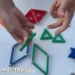 Main d’enfant qui assemble des barrettes magnétiques, des sphères métalliques et des panels Geomag pour construire une structure lors d’un atelier Mag4play à Lyon, dans le Rhône, en Rhône-Alpes et en Suisse romande.