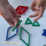 Main d’enfant qui assemble des barrettes magnétiques, des sphères métalliques et des panels Geomag pour construire une structure lors d’un atelier Mag4play à Lyon, dans le Rhône, en Rhône-Alpes et en Suisse romande.