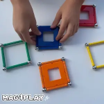 Main d’enfant en train de construire avec des barrettes magnétiques, des sphères métalliques et des panels Geomag lors d’un atelier Mag4play à Lyon, dans le Rhône, en région Rhône-Alpes et en Suisse romande.