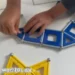 Main d’enfant qui manipule des barrettes magnétiques, des sphères métalliques et des panels Geomag lors d’un atelier Mag4play à Lyon, dans le Rhône, en Rhône-Alpes et en Suisse romande