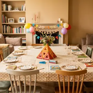 Table préparée pour un anniversaire enfant avec du matériel Geomag et une construction magnétique en forme de pyramide réalisée par Mag4Play.